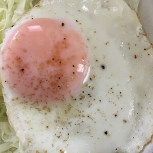 オリーブオイルで目玉焼き 塩胡椒味